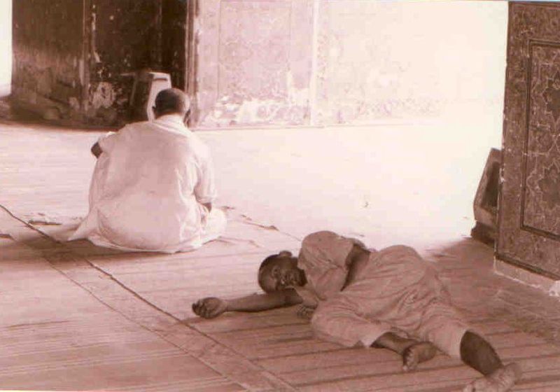 File:Wazirkhanmensleeping.jpg